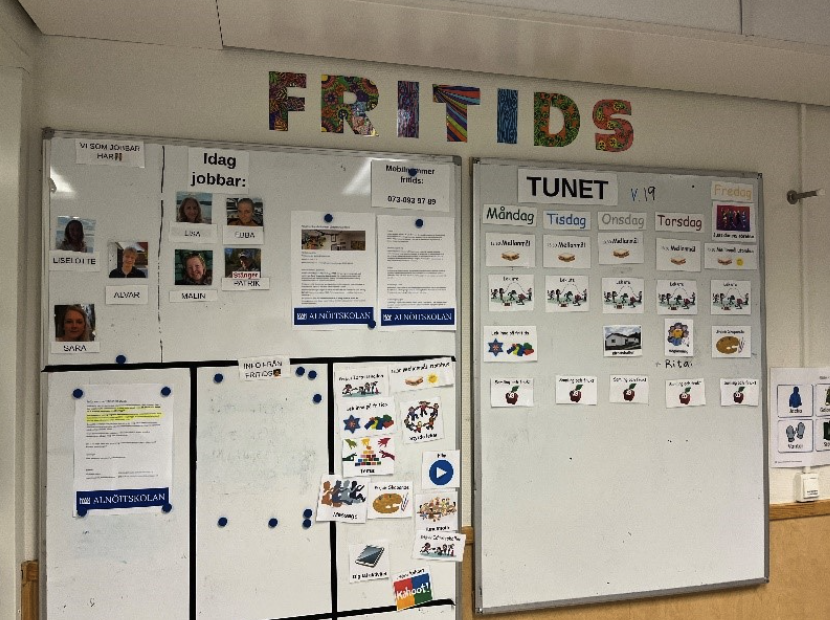 En anslagstavla med rubriken "Fritids" visar information om vilka som jobbar idag med foton, samt ett veckoschema för "Tunet" med bildstöd för aktiviteter måndag till fredag.